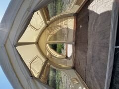 SHUFA GLAMPING Tekne Şekilli Bej Renk Şişme Çadır 400×350×220 cm – Şeffaf Kapı ve Pencereli-ZP88