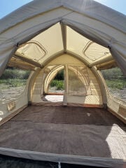 SHUFA GLAMPING Tekne Şekilli Bej Renk Şişme Çadır 400×350×220 cm – Şeffaf Kapı ve Pencereli-ZP88