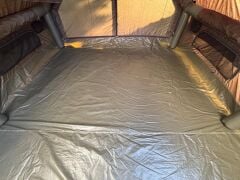 GLAMPING Family Şişme Kamp Çadırı 300*400*200 CM (YEŞİL) Şeffaf Pencereli ve Kapılı ( KUSURLU ÜRÜN )