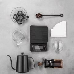 9 Parça Çantalı Kahve Seti – Cam Demlik, Dijital Terazi, Öğütücü, Kettle, Kupa ve Taşıma Çantalı