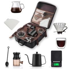 9 Parça Çantalı Kahve Seti – Cam Demlik, Dijital Terazi, Öğütücü, Kettle, Kupa ve Taşıma Çantalı