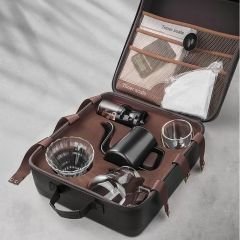 9 Parça Çantalı Kahve Seti – Cam Demlik, Dijital Terazi, Öğütücü, Kettle, Kupa ve Taşıma Çantalı