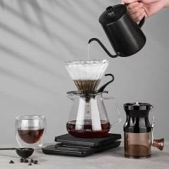 9 Parça Çantalı Kahve Seti – Cam Demlik, Dijital Terazi, Öğütücü, Kettle, Kupa ve Taşıma Çantalı