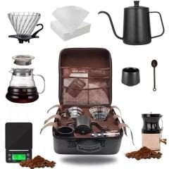 9 Parça Çantalı Kahve Seti – Cam Demlik, Dijital Terazi, Öğütücü, Kettle, Kupa ve Taşıma Çantalı