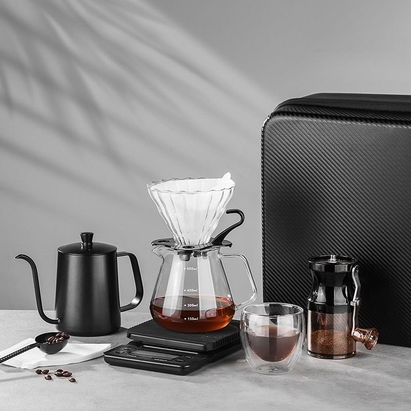 9 Parça Çantalı Kahve Seti – Cam Demlik, Dijital Terazi, Öğütücü, Kettle, Kupa ve Taşıma Çantalı