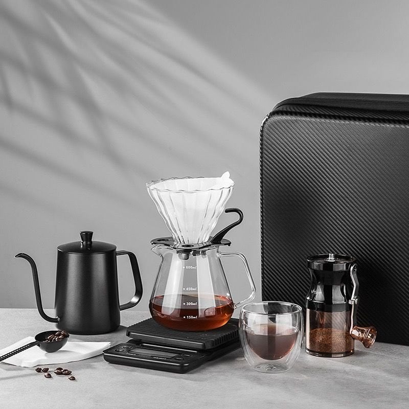 9 Parça Çantalı Kahve Seti – Cam Demlik, Dijital Terazi, Öğütücü, Kettle, Kupa ve Taşıma Çantalı