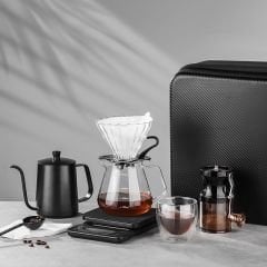 9 Parça Çantalı Kahve Seti – Cam Demlik, Dijital Terazi, Öğütücü, Kettle, Kupa ve Taşıma Çantalı